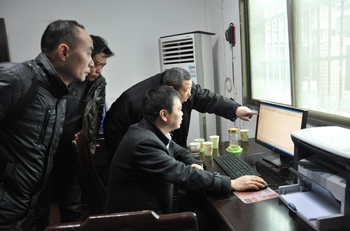 张辅军院长在三胡法庭检查案件登陆情况