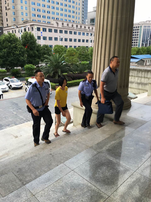将向某带至法院.JPG