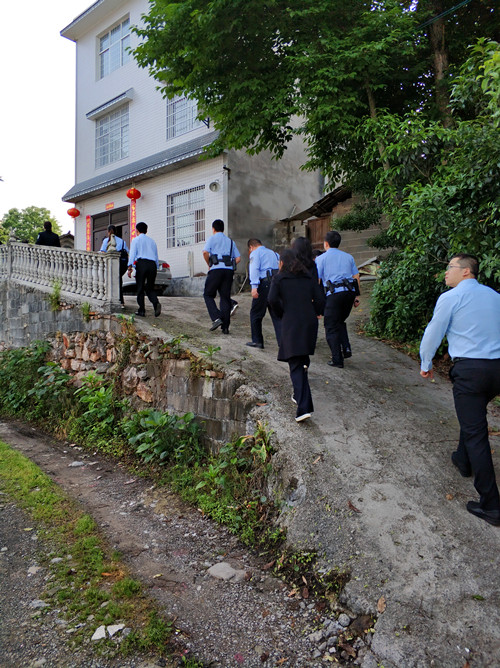 干警赶赴执行现场.jpg