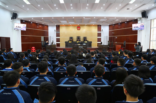 来凤县高级中学学生旁听庭审.JPG